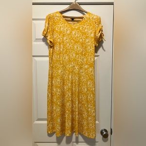 Short sleeve colorful dress, at knee, travel easy!